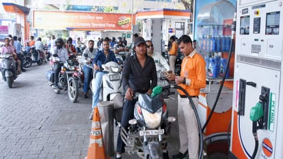 पेट्रोल-डीजल की कमी की आशंका से भीड़ हजारों वाहन चालक पंपों पर उमड़े