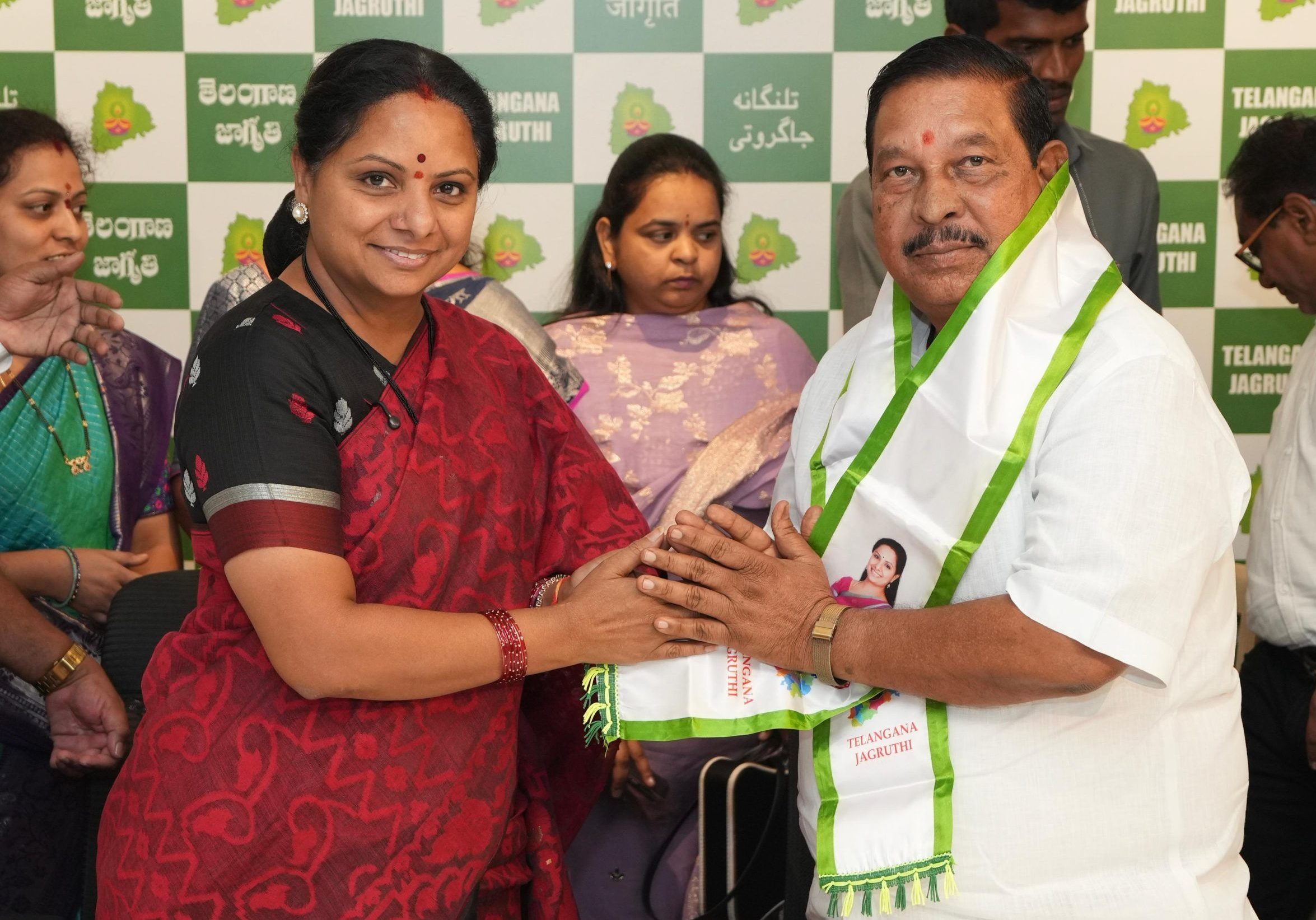 कविता ने बापू राव का पार्टी में स्वागत किया