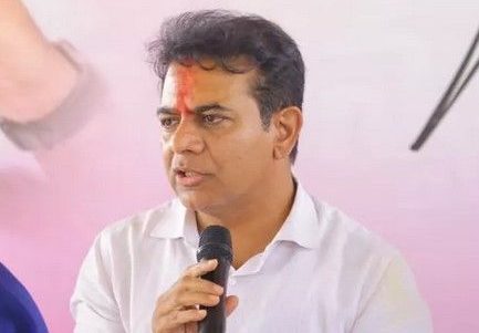 मीडिया से बातचीत करते हुए बीआरएस नेता केटीआर