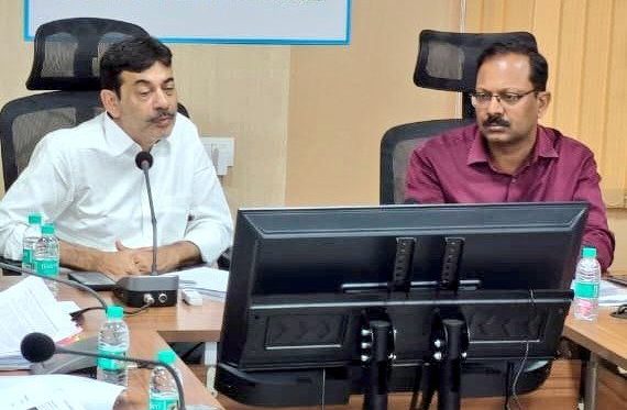 नगर निगम स्थायी समिति बैठक में अधिकारी चर्चा करते हुए