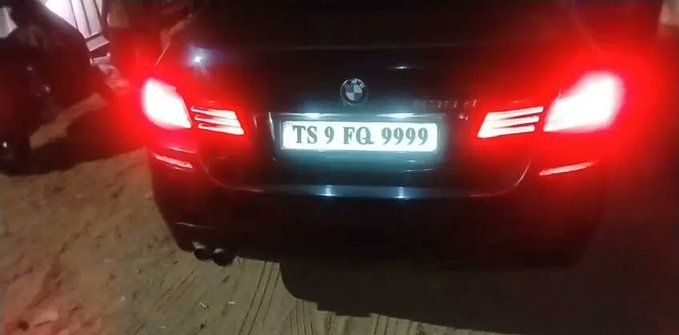 फ्लिप नंबर प्लेट लगी बीएमडब्ल्यू कार जब्त