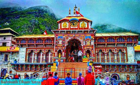 बर्फीले पहाड़ों के बीच स्थित बद्रीनाथ मंदिर