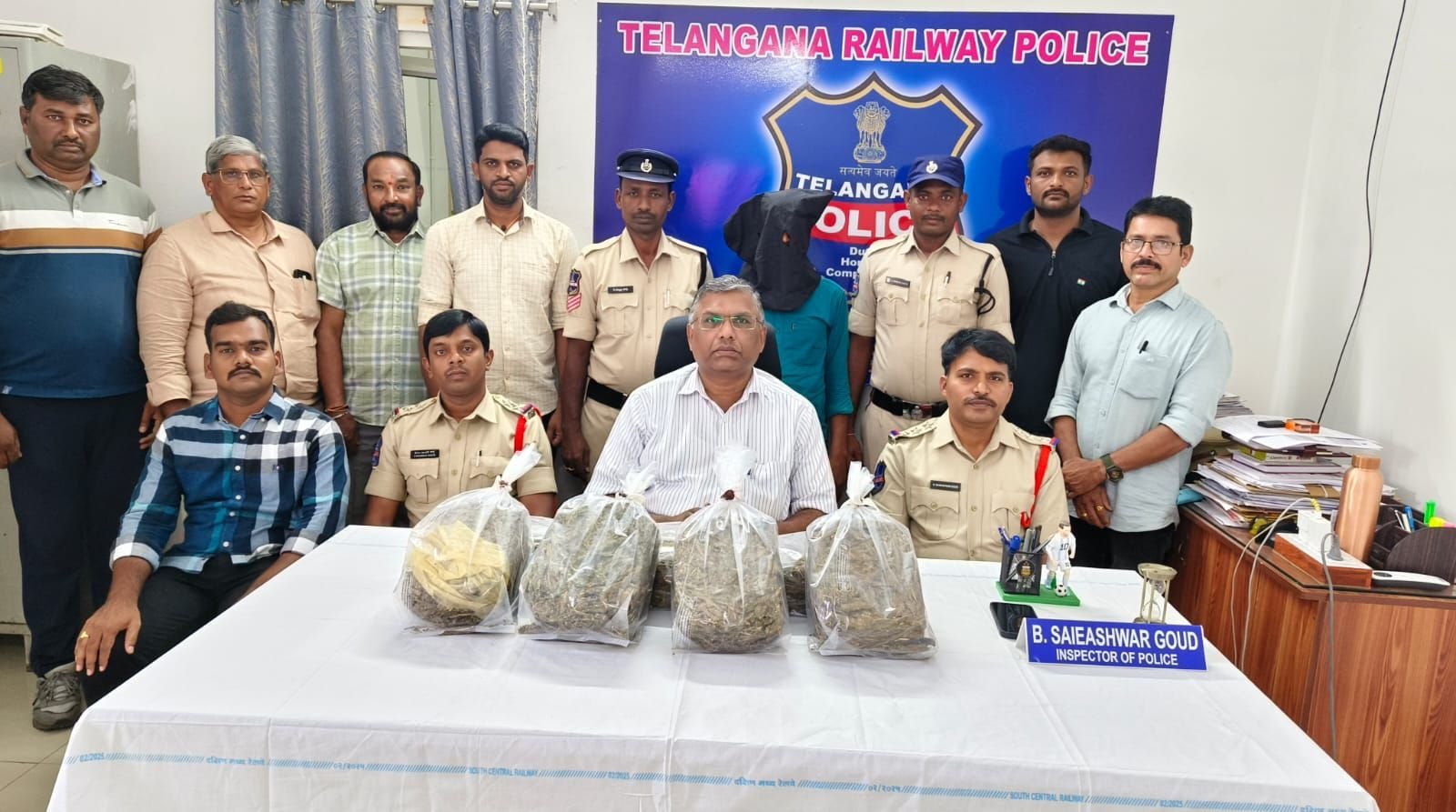 रेलवे पुलिस ने 14.32 किलो गांजा के साथ तस्कर पकड़ा