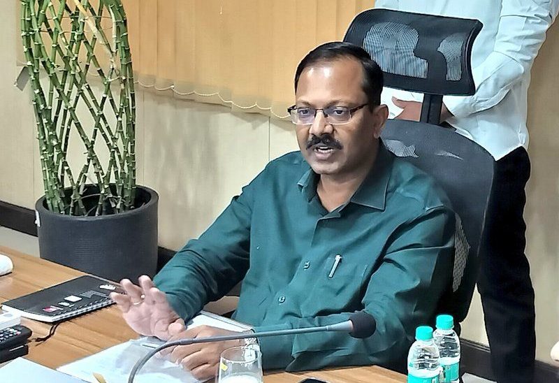 एमएमसी मुख्यालय में अधिकारियों के साथ समीक्षा बैठक